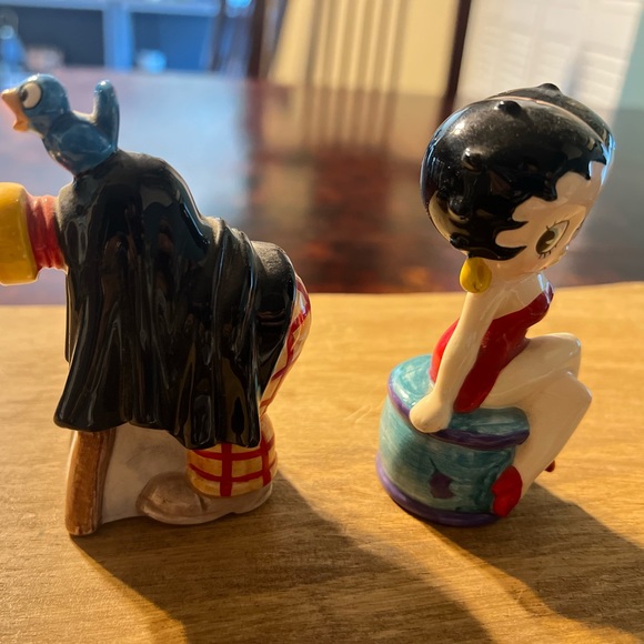 **VINTAGE** and RARE Betty Boop and Photographer Salt and Pepper Shaker - Picture 3 of 4